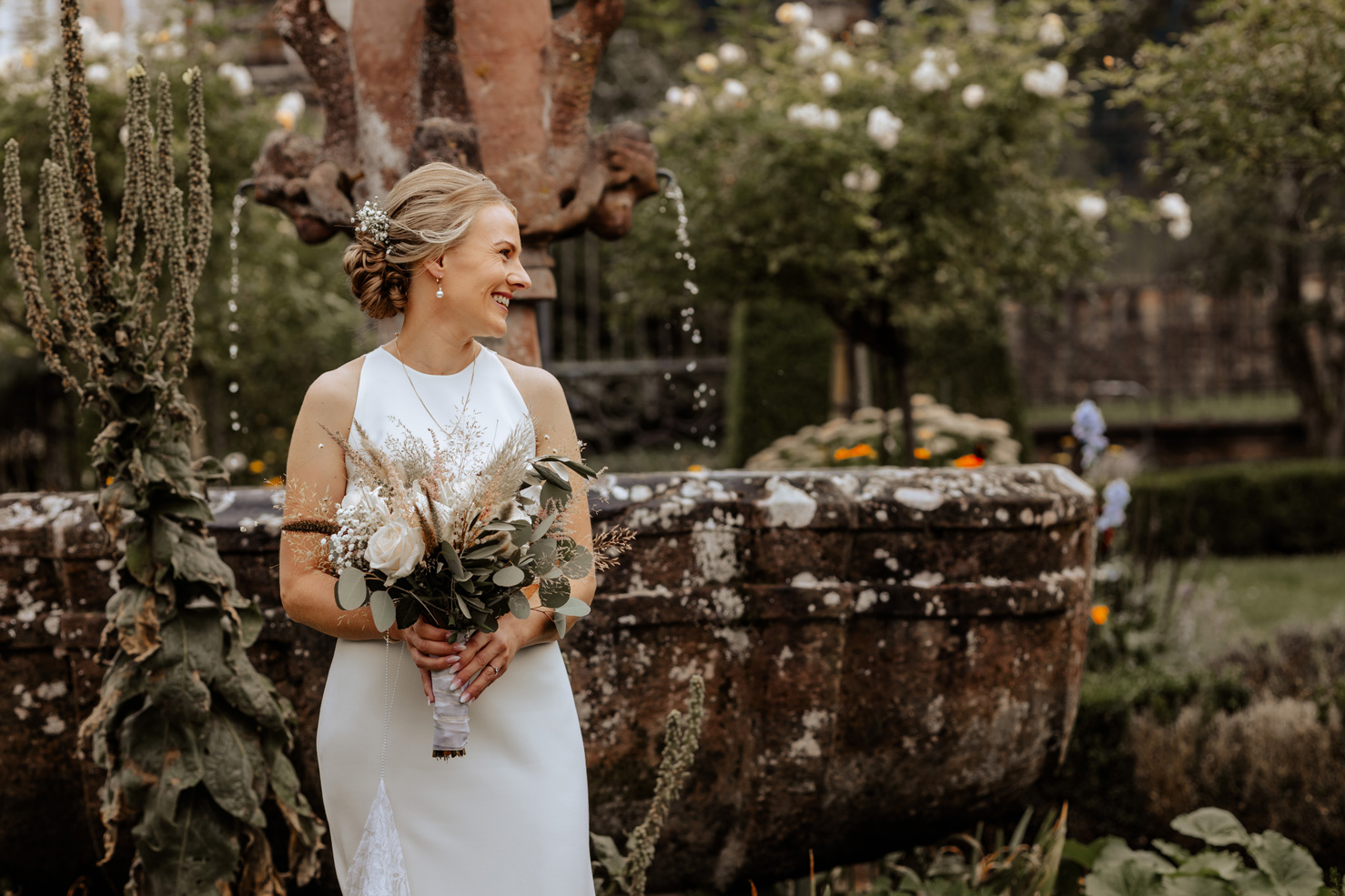 Die Braut Maria vor der Trauung beim Paarshooting im Garten des Schloss in Mahlberg im Kylltal