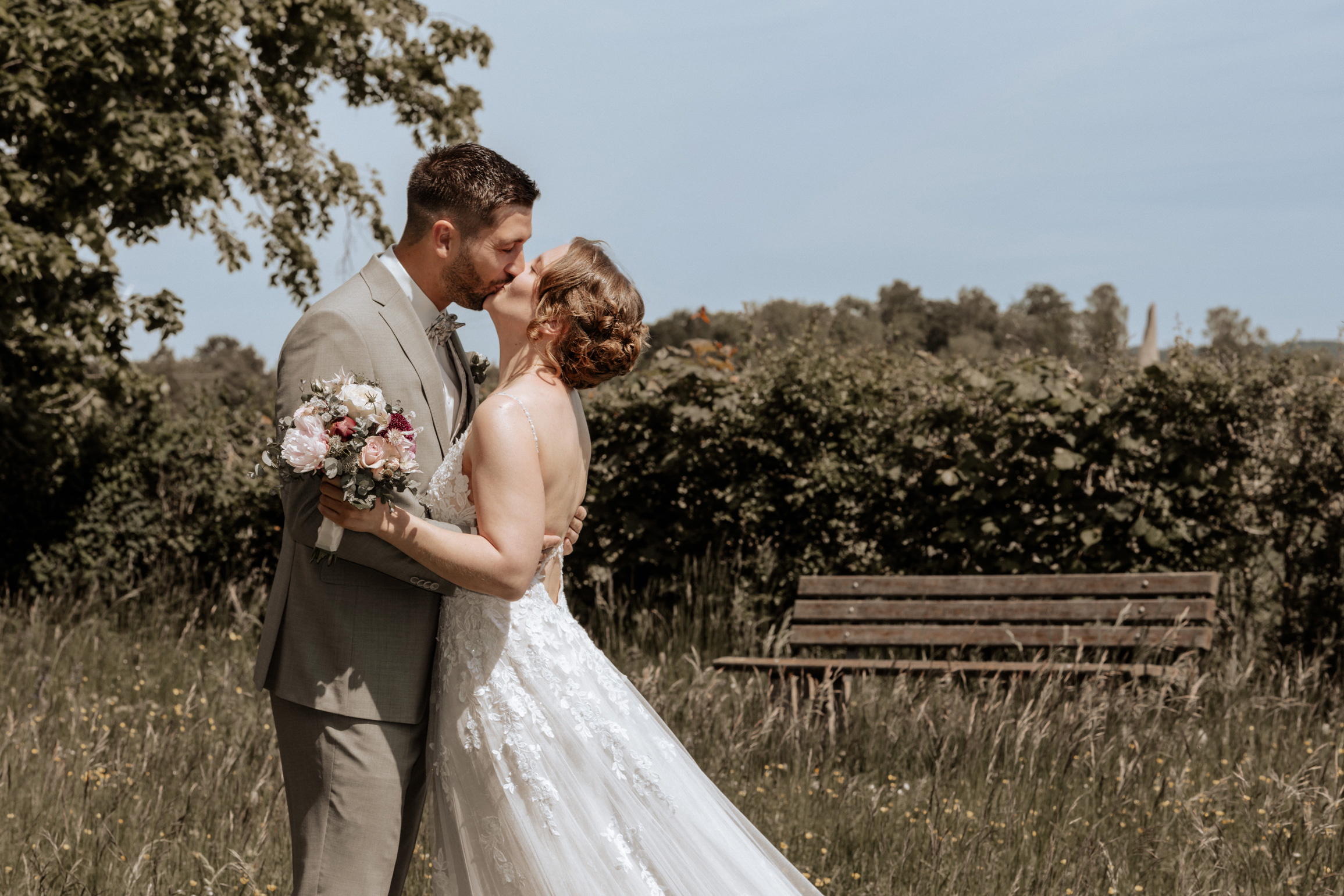 Brautpaar beim First Look an der Antoniuskapelle in Dollendorf