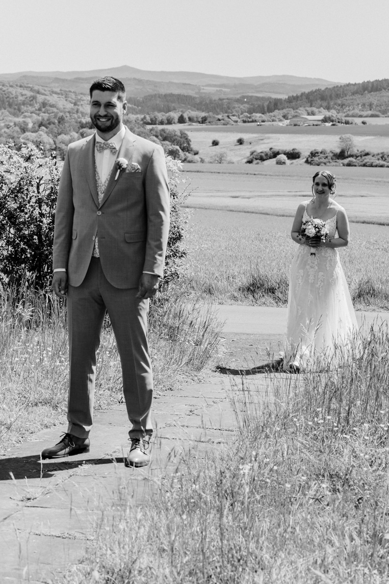 Brautpaar beim First Look an der Antoniuskapelle in Dollendorf